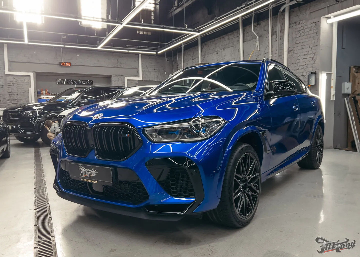 Тотальная смена облика для BMW X6 M: оклейка матовым винилом с проемами и матовым полиуретаном. Почему оклейка авто с проемами — это долго и дорого?